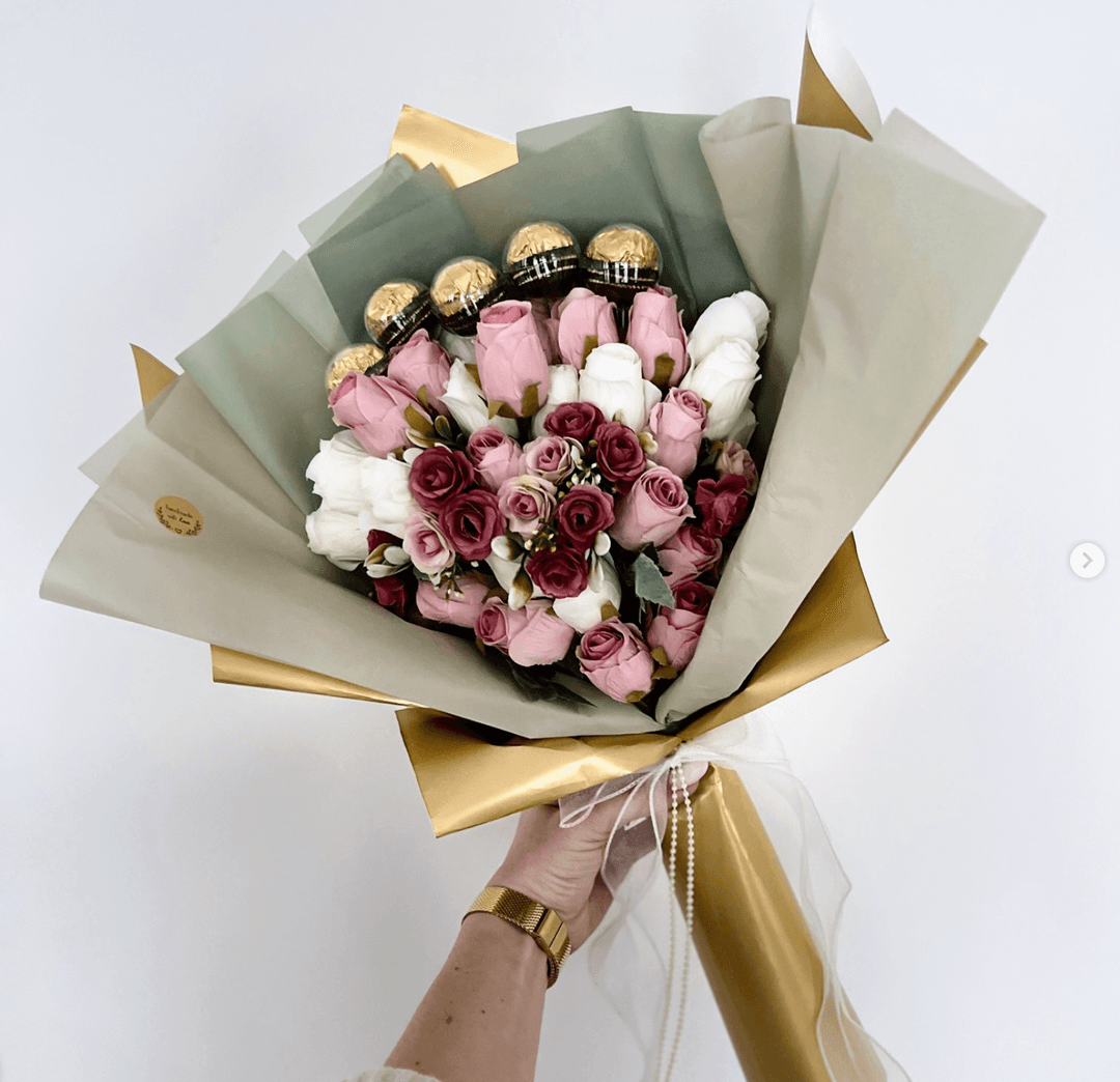 Poklon buket s ružičastim ružama i Ferrero Rocher čokoladama